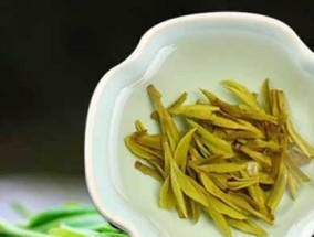 如何正确冲泡龙井茶（掌握泡茶的艺术）